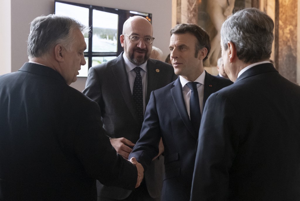 A francia elnök figyelmeztette Orbánt 