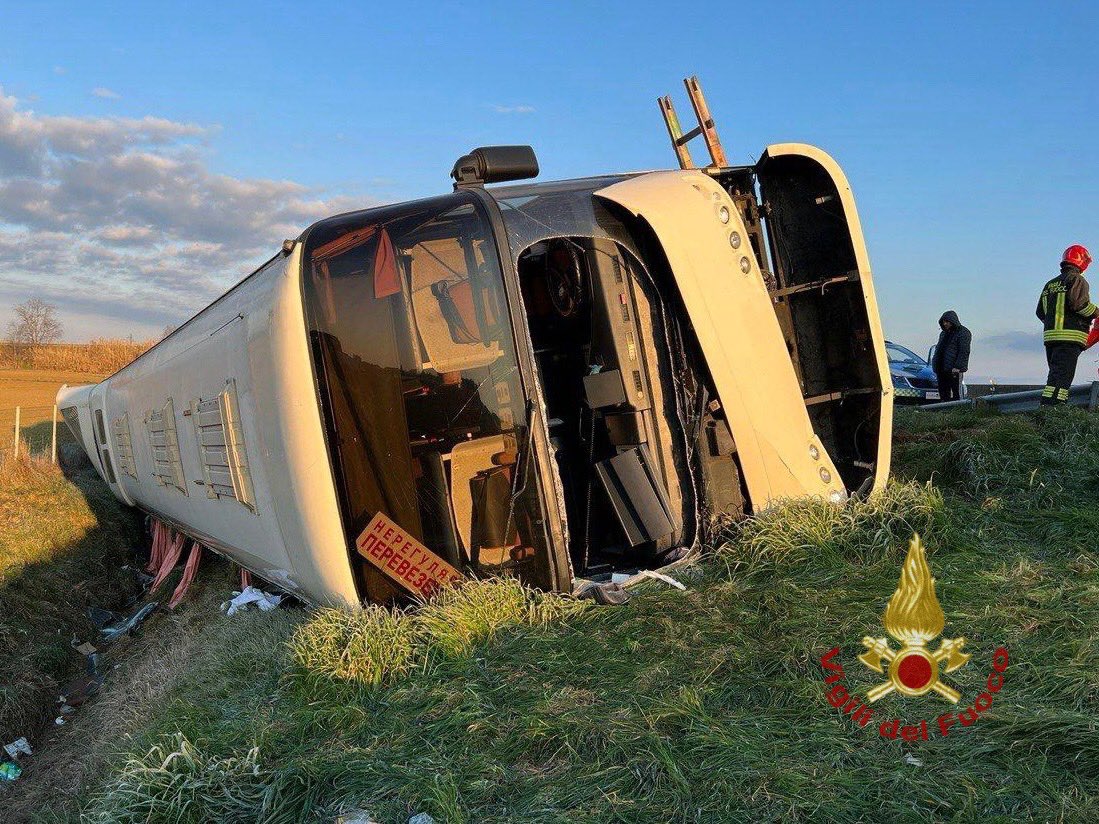 Felborult egy ukrán menekülteket szállító busz Olaszországban, egy ember meghalt