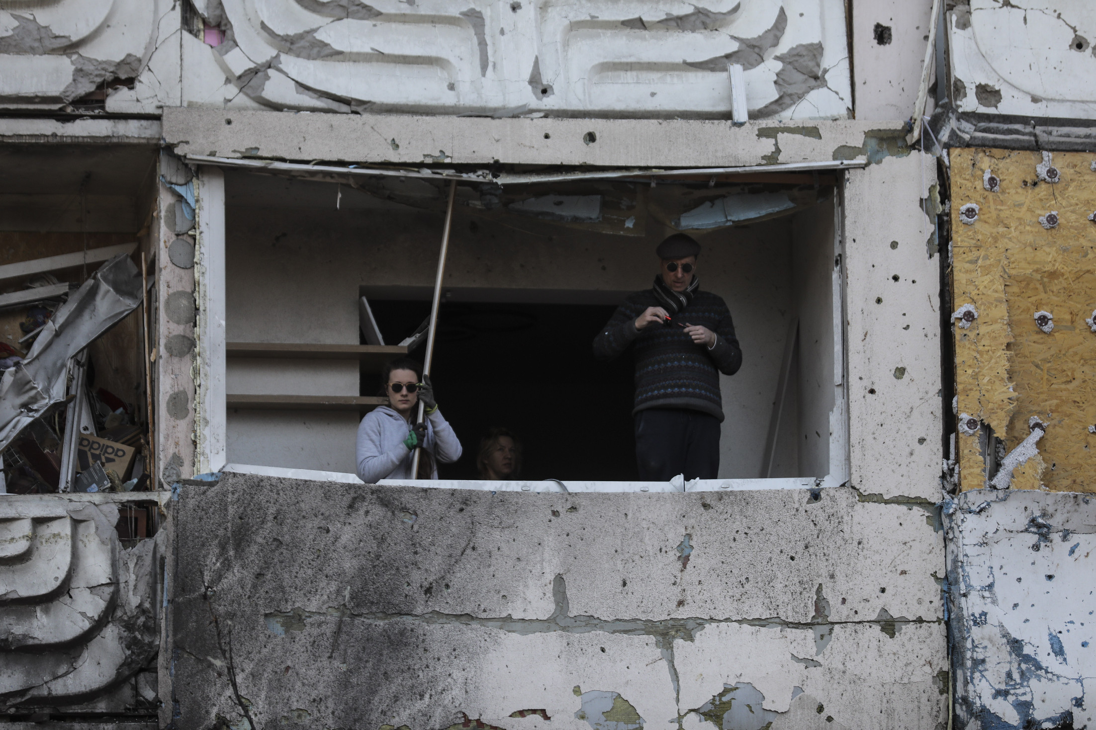 Kijevben lakóházat bombáztak, menekítik az embereket