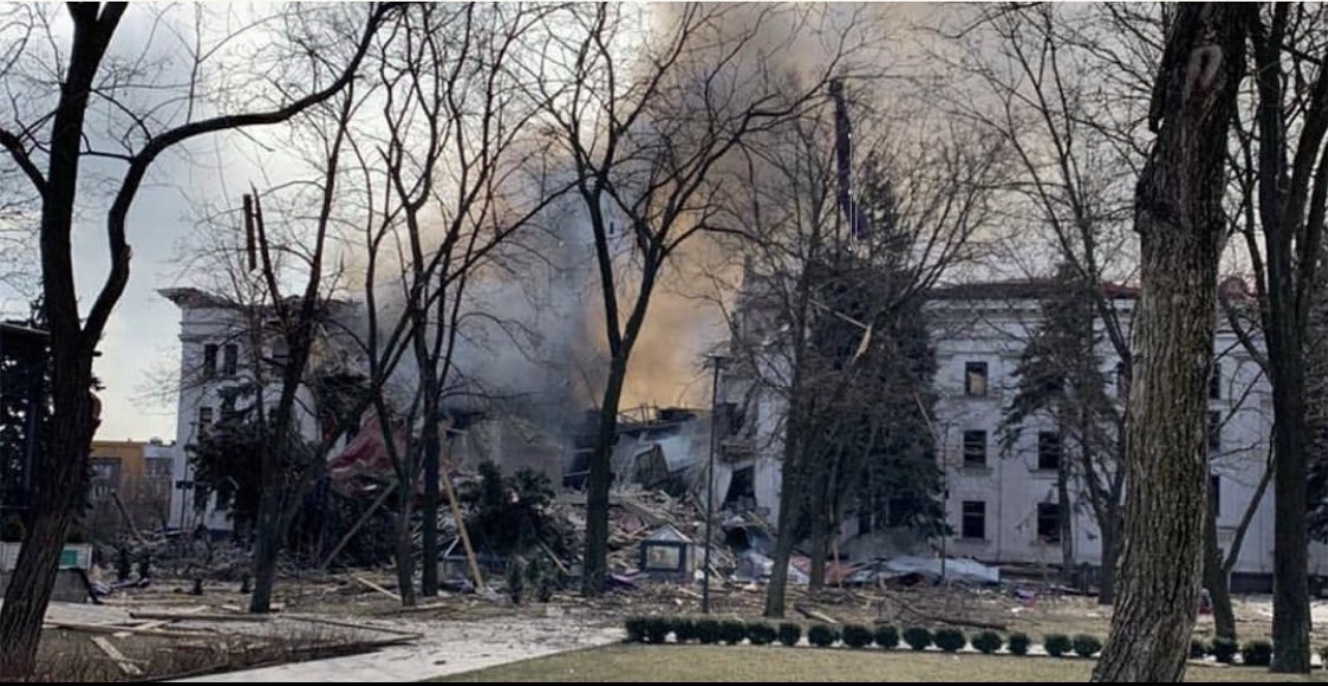 Ezernél is többen lehettek a lebombázott mariupoli színházban