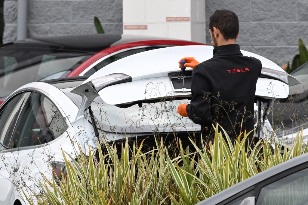 Bajban van a Tesla: benzinesre cseréli az egyik legnagyobb autókölcsönző az autóit