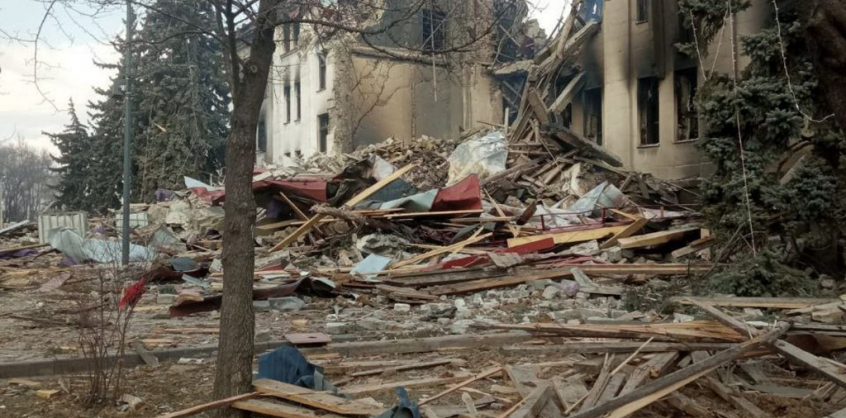 Orosz bombatámadás Mariupolban, gyermekek és idősek rekedtek a romok alatt