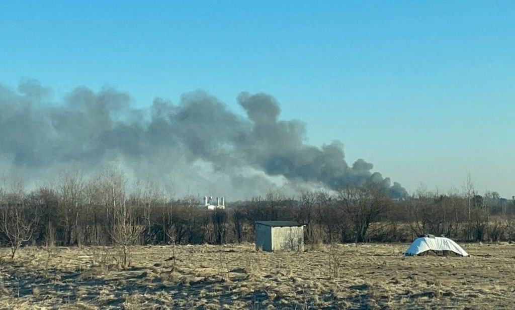 Videón ahogy a rakétatámadás után füstöl Lviv repülőtere