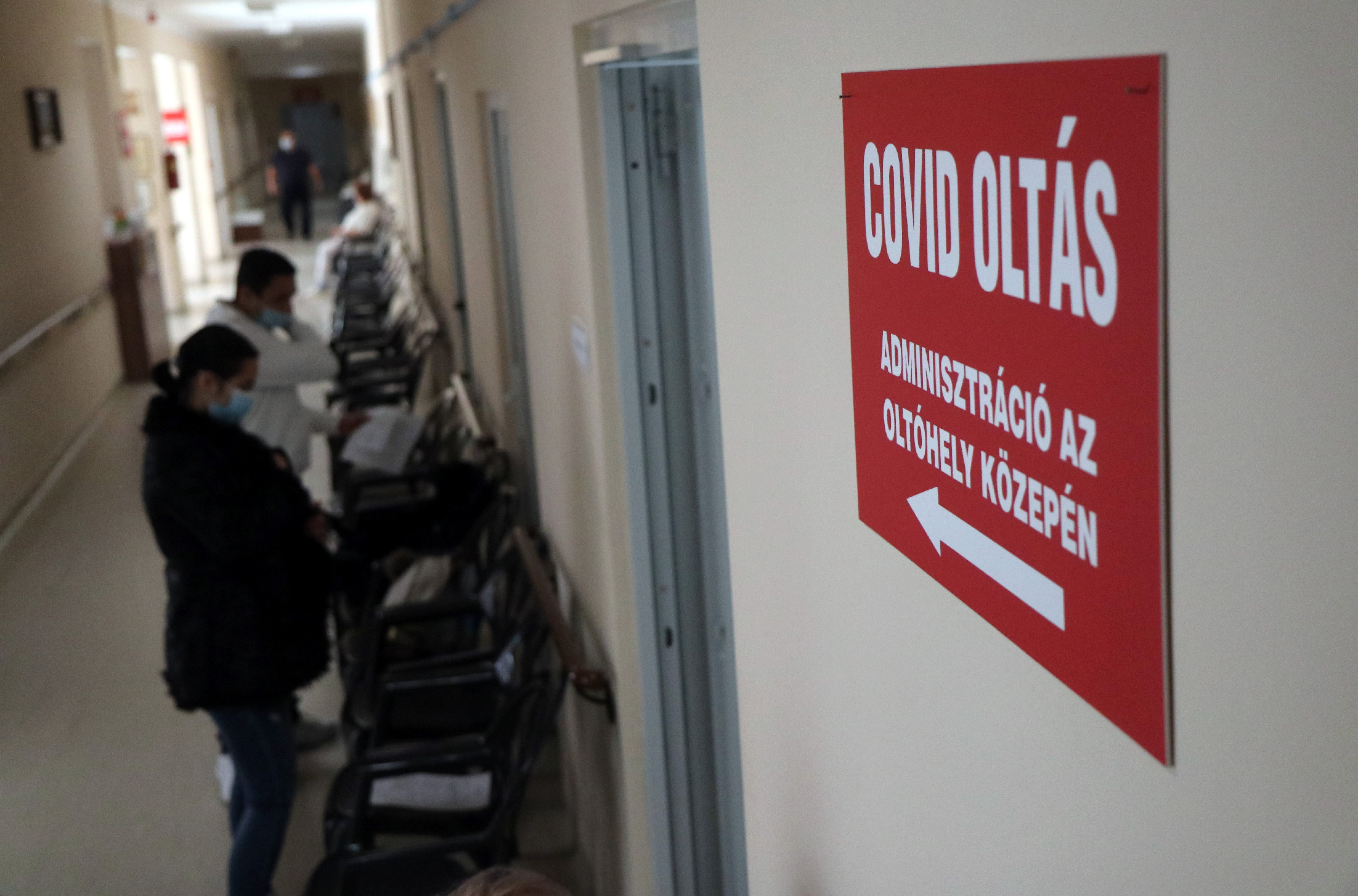 Covid - Attól, hogy nem beszélünk róla, még fodrozódik az ötödik hullám