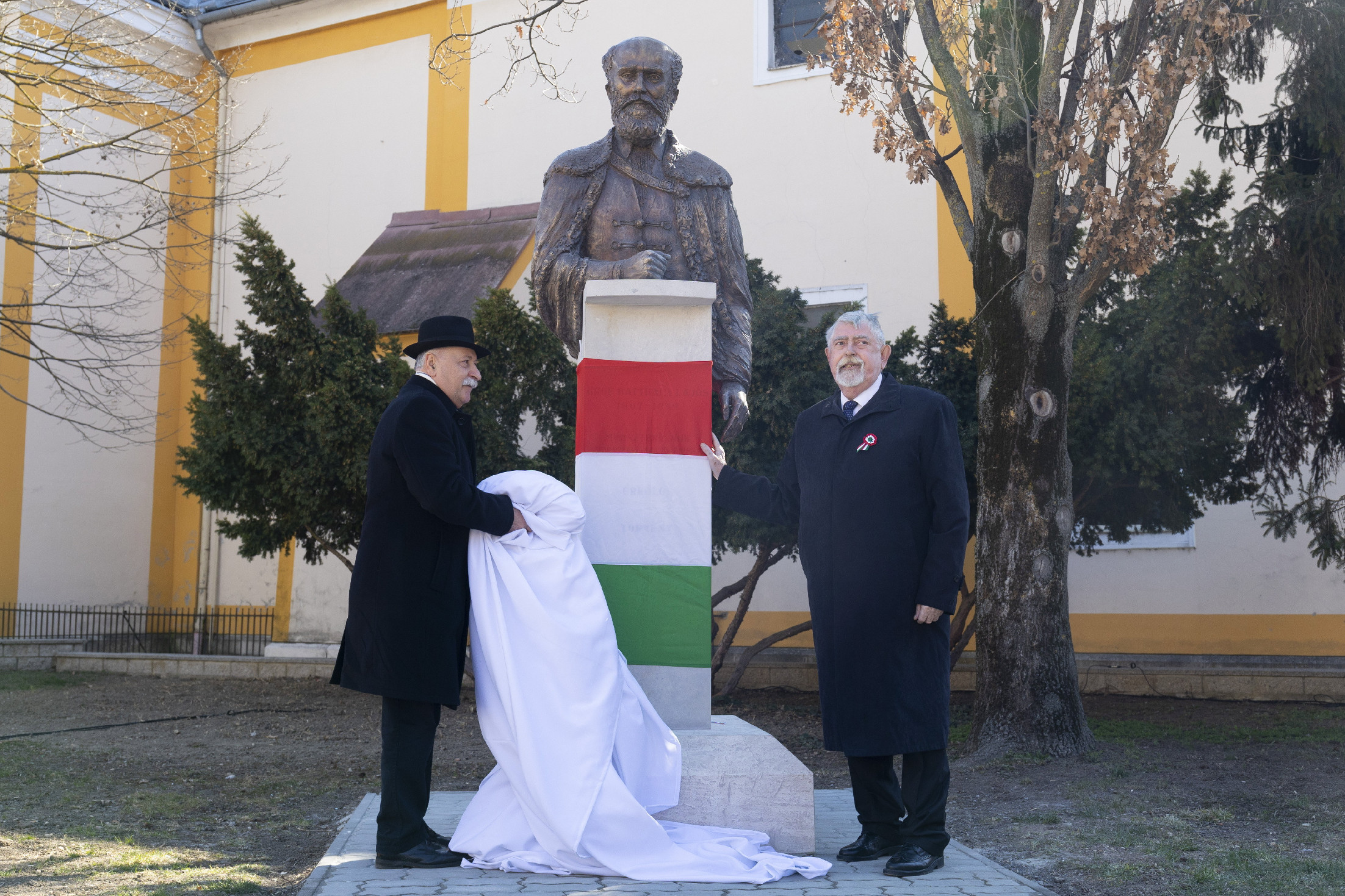16 millió forint sem volt elég, hogy helyesen írják le Batthyány Lajos nevét egy szobor talapzatára
