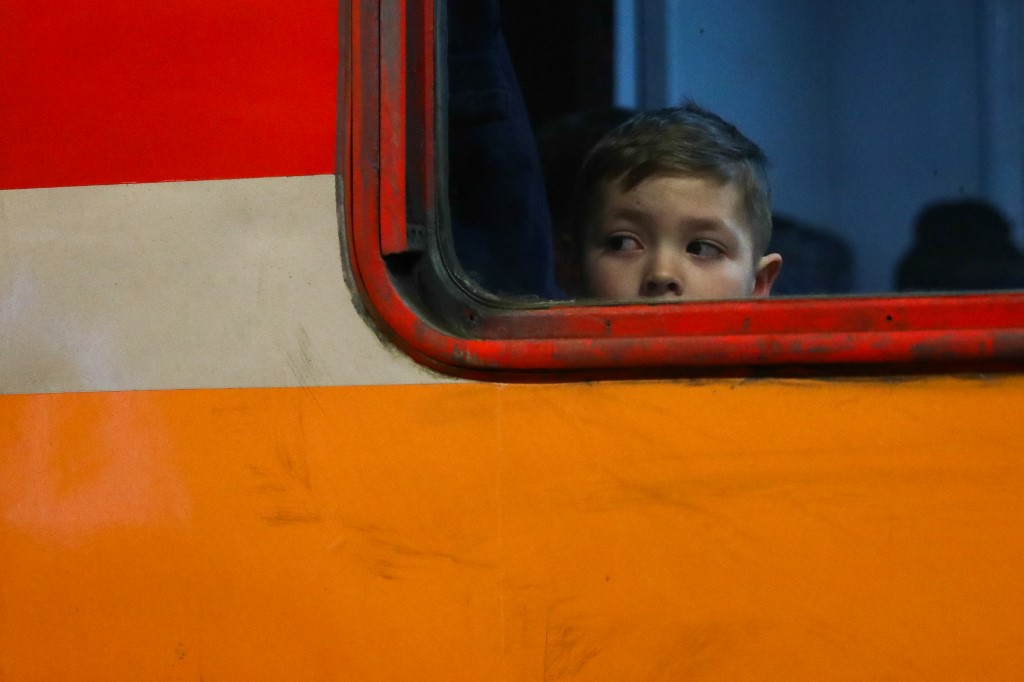 A gyermekekkel teli buszokat sem kímélik az oroszok