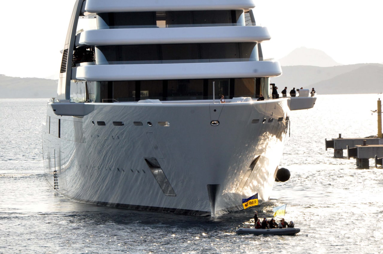 Csónakkal akadályozzák Abramovics luxusjachtjának kikötését 