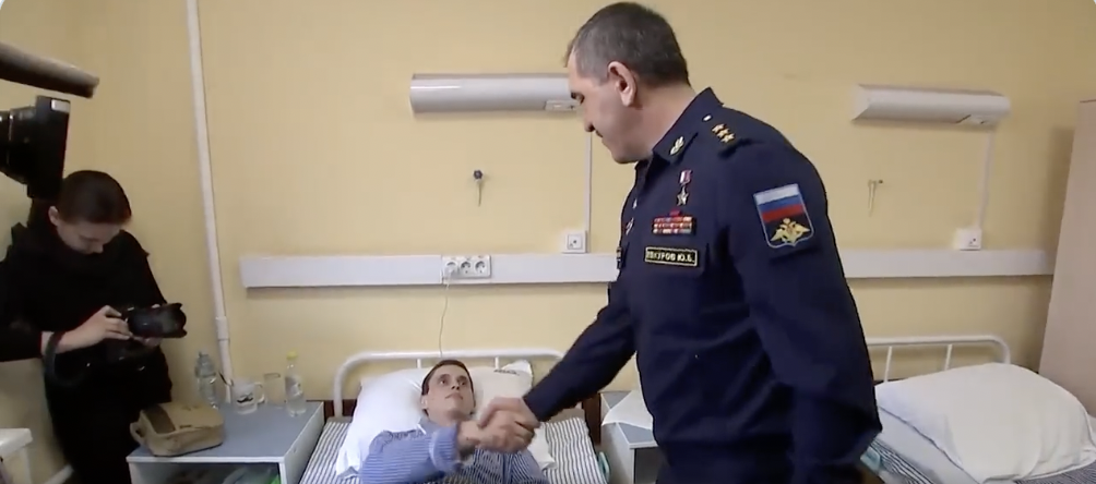 „Remélem talpra állsz!” – mondta az orosz védelmi miniszter-helyettes egy amputált lábú katonának 
