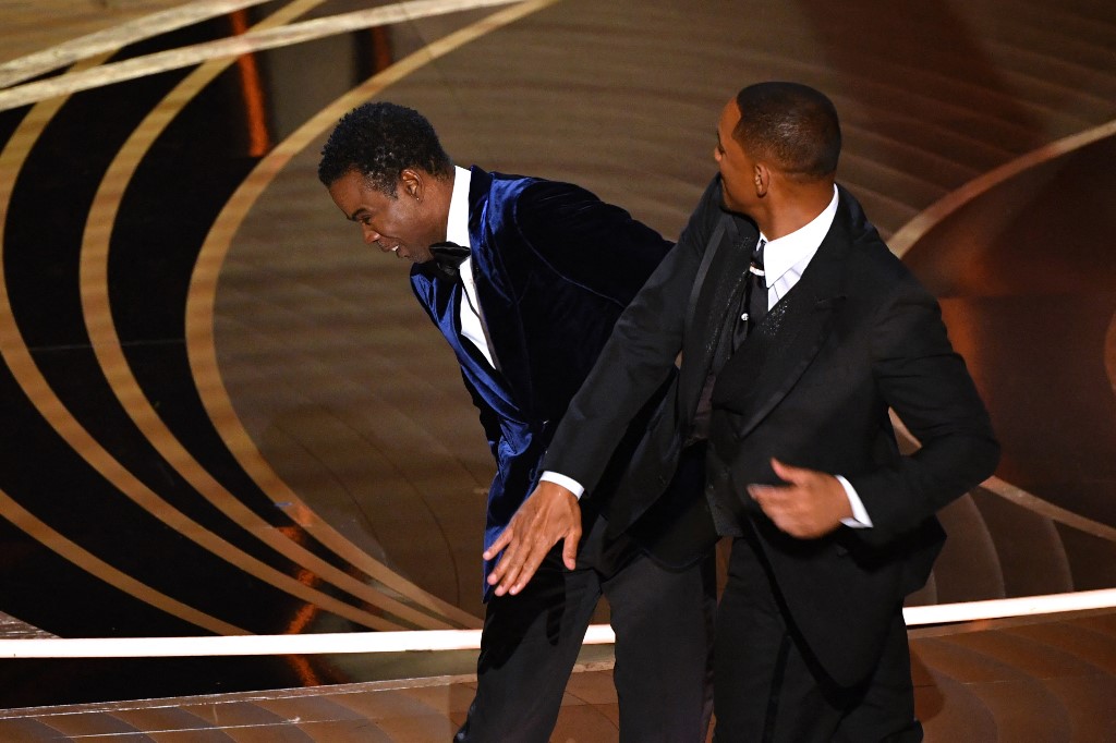 Ilyen balhé még nem volt az Oscar-gála történelmében: Will Smith élő adásban pofozott fel egy humoristát - videó
