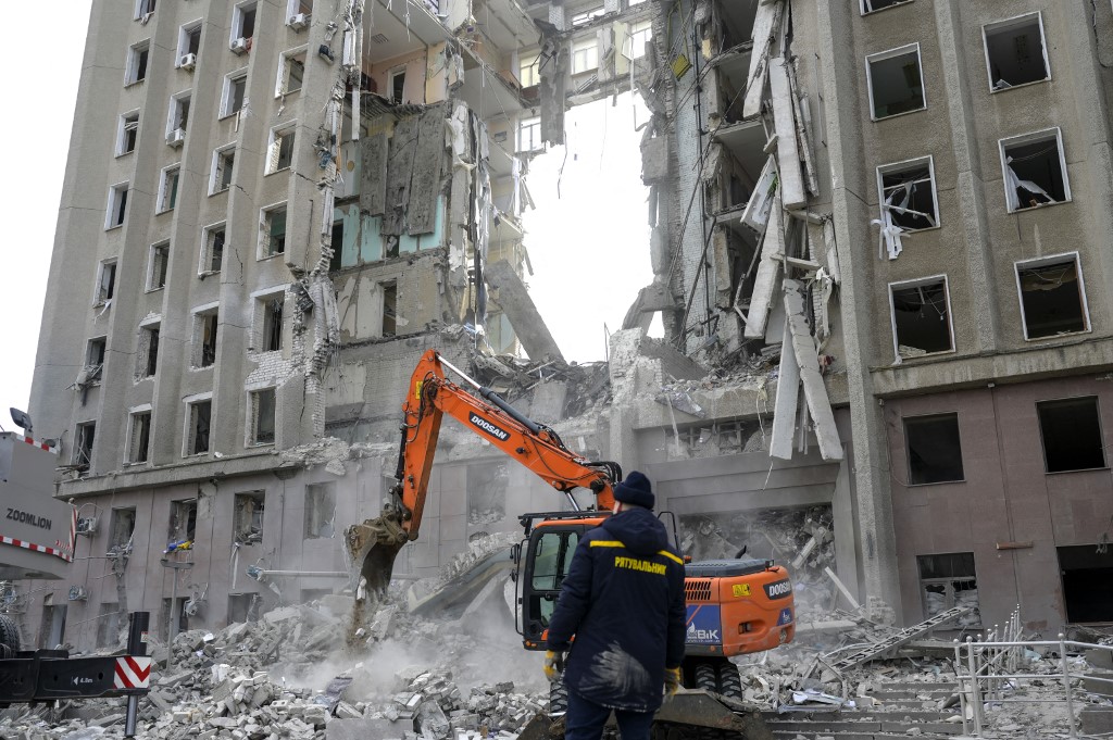 VIDEÓ: Kormányzati épületet bombáztak le az oroszok Dél-Ukrajnában