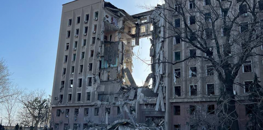 Videón: Mikolajivban bombáztak le az oroszok egy épületet – emberek a romok alatt