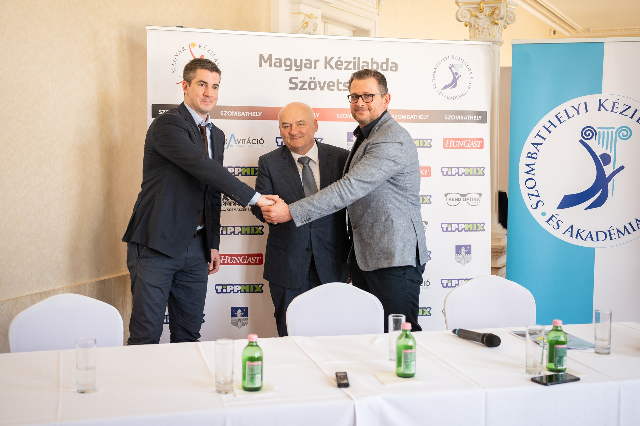Fotó – Hende Csaba kormányzati autóval ment vásárolni az Aldiba 