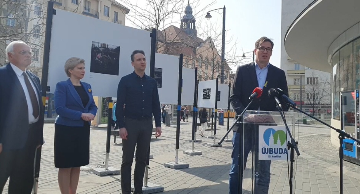 Kiállítás nyílt az ukrán menekültek fotóiból Újbudán