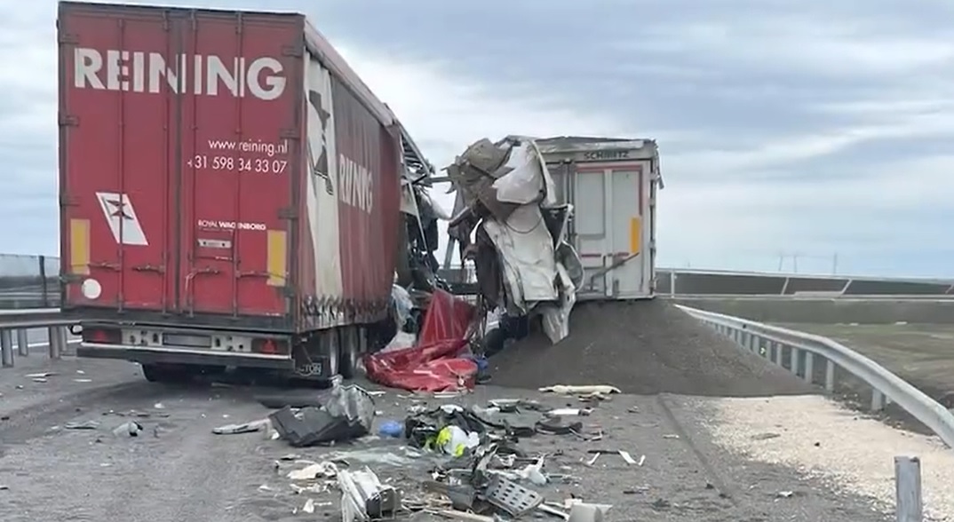 Kilencórás pályazár lett a következménye egy kamion tolatásának az M4-en – videó
