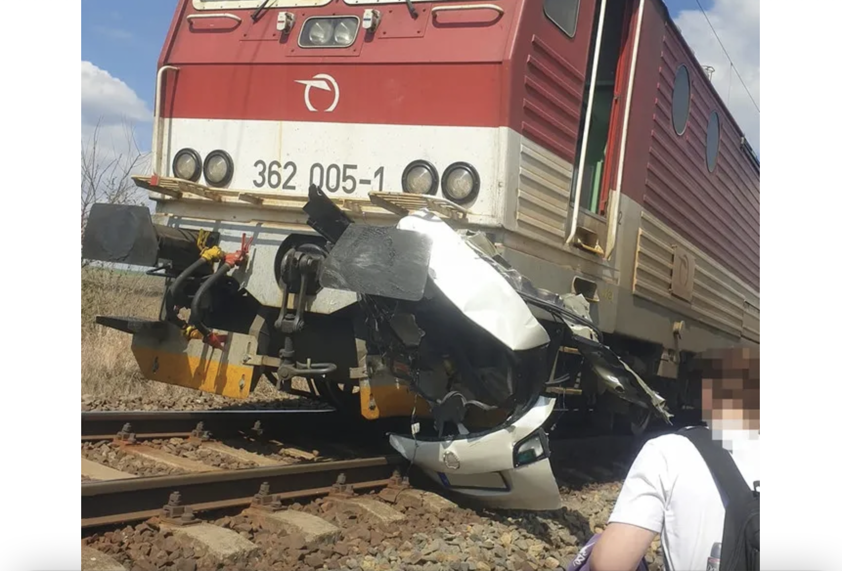 Vonat elé hajtott, de időben kiugrott a járműből a sofőr 