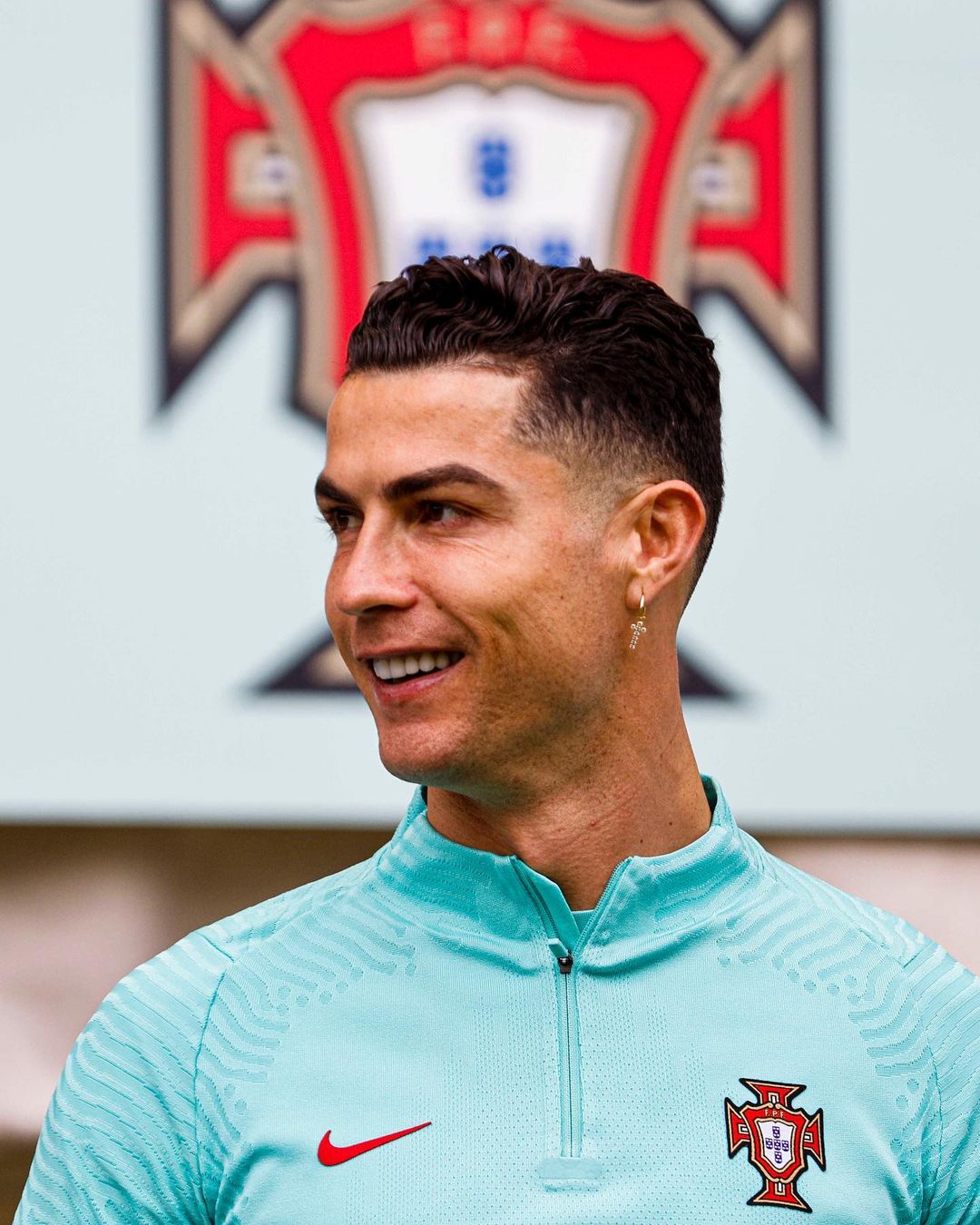 Cristiano Ronaldot innen már kirúgták, amiért kiütötte egy autista fiú kezébél a telefont