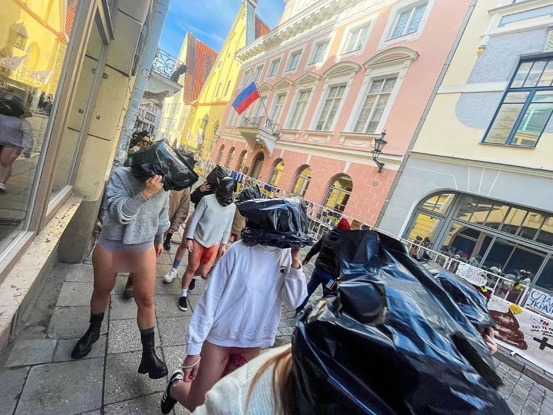 Pirosra festett fehérneműben tiltakoztak a nők az orosz nagykövetség előtt 