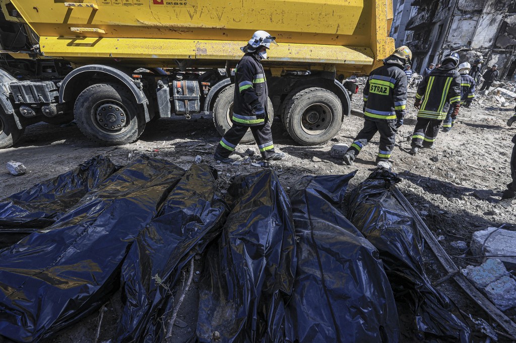 További kilencszáz holttestet találtak Kijev környékén