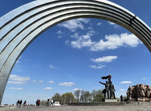 Lebontják az ukrán-orosz barátságot jelképező szovjet szoboregyüttest Kijevben 