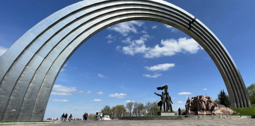 Lebontják az ukrán-orosz barátságot jelképező szovjet szoboregyüttest Kijevben 
