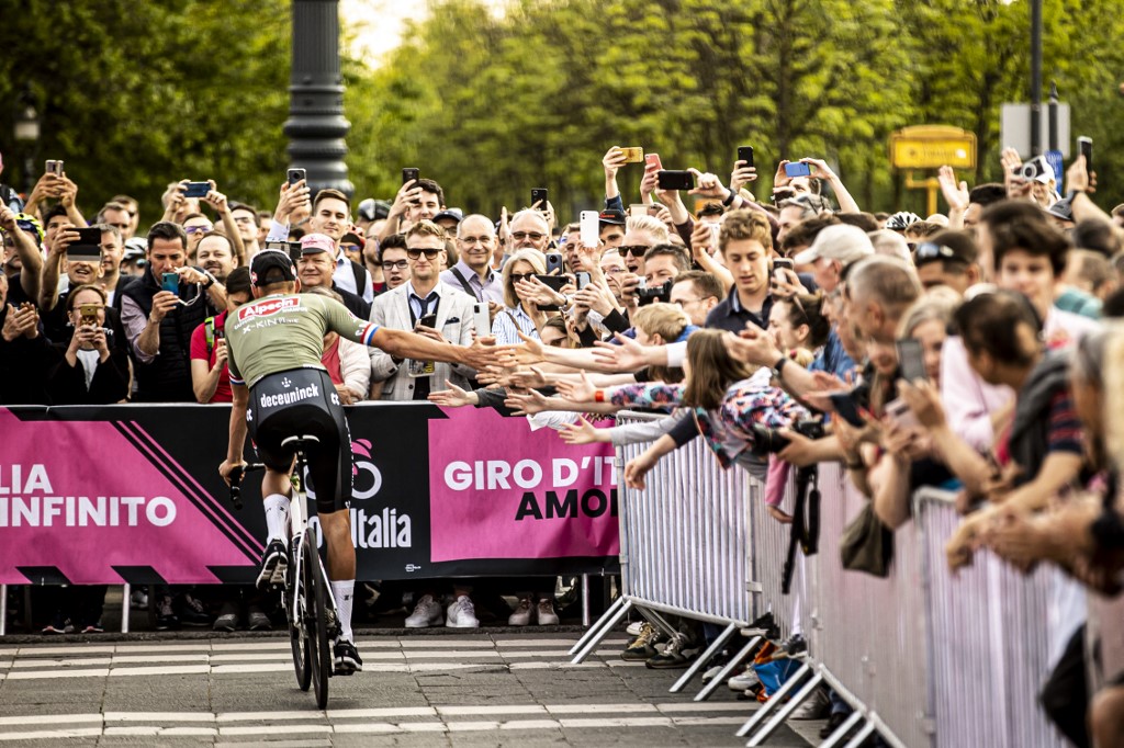 Történelmi siker a Giro d'Italia kerékpárversenyen 