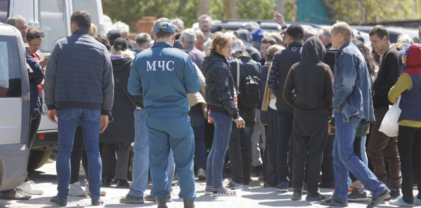 További 50 embert evakuáltak szombaton a mariupoli Azovsztal acélműből