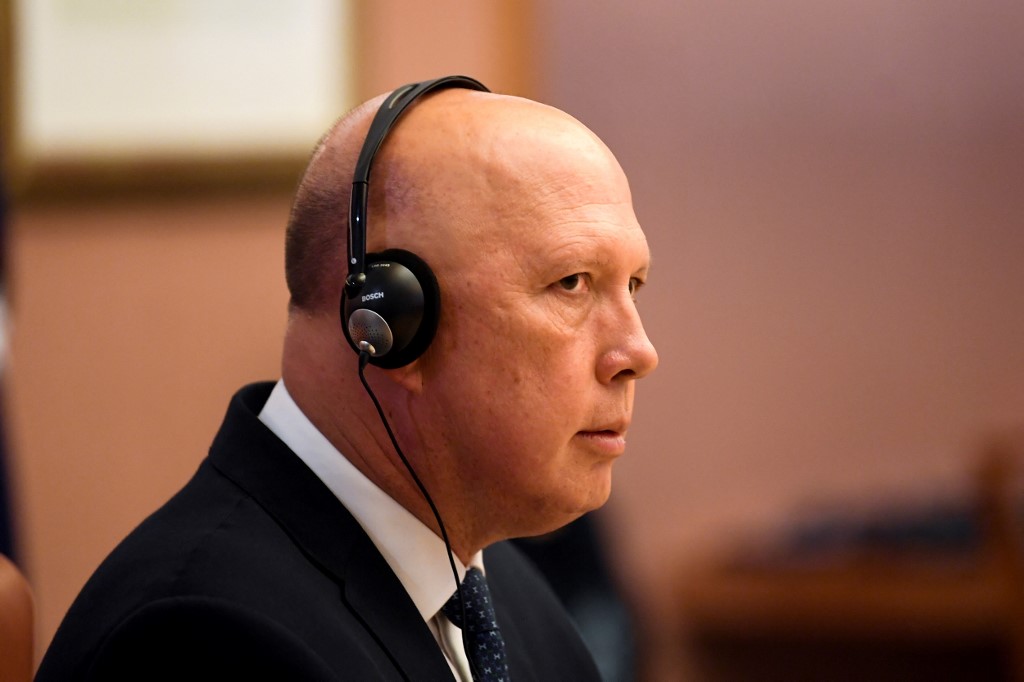 Védelmi miniszter: az agresszió jeleként értékelem a kémhajó jelenlétét