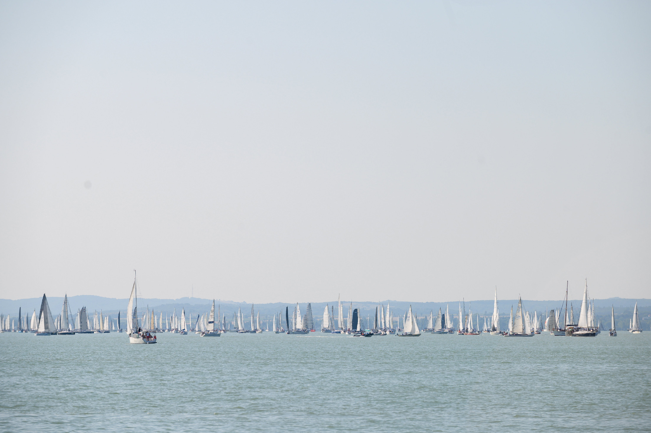 Több száz hajó fut ki a Balatonon