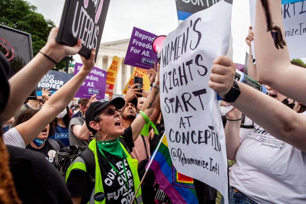 Abortuszjog mellett tüntető demokrata képviselőket vettek őrizetbe Washingtonban