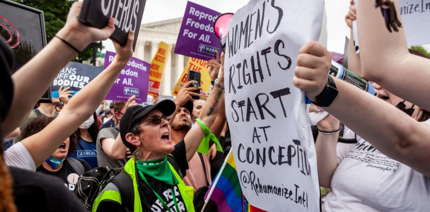 Abortuszjog mellett tüntető demokrata képviselőket vettek őrizetbe Washingtonban