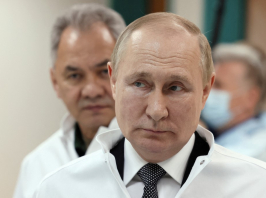 Előkerült Putyin: sebesült katonákkal fotózkodott
