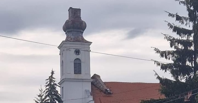 Fotó – Templomtornyot tört le a 90 km/h-ás szél Csokonyavisontán
