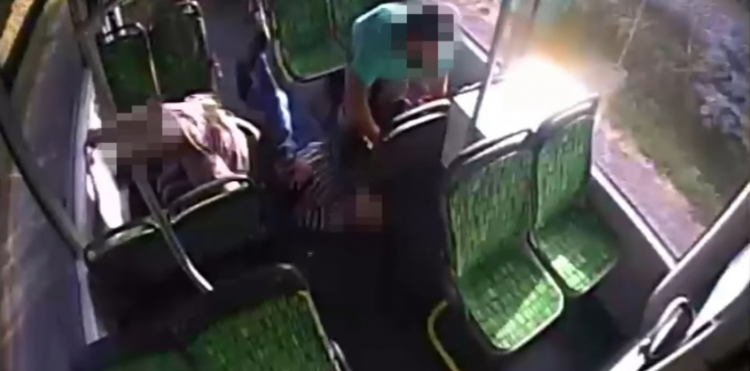 Videó – Büntetőfékezett egy busz előtt, ami miatt eszméletét vesztette a busz egyik utasa