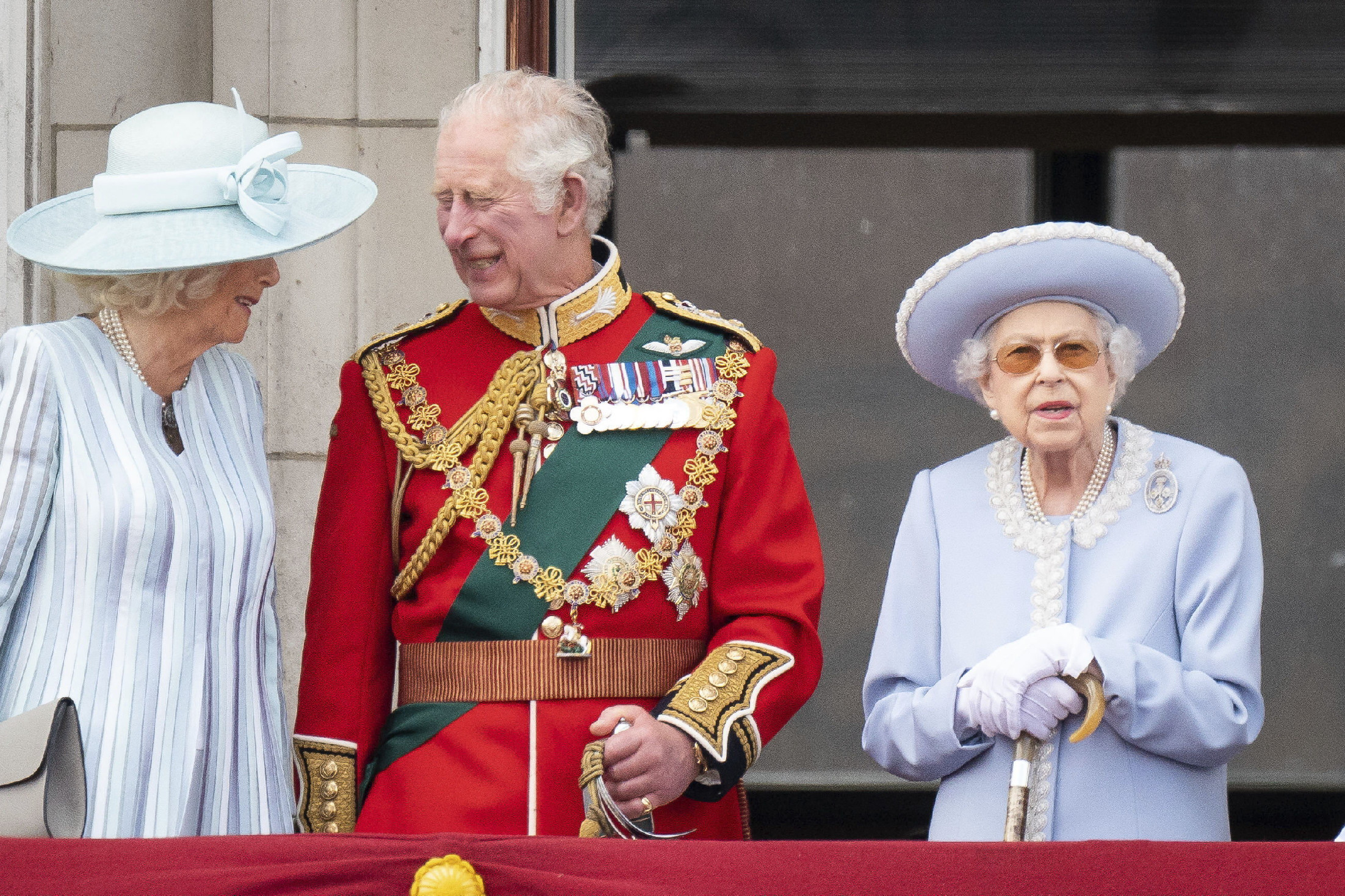 Katonai pompával köszöntötték II. Erzsébet királynőt