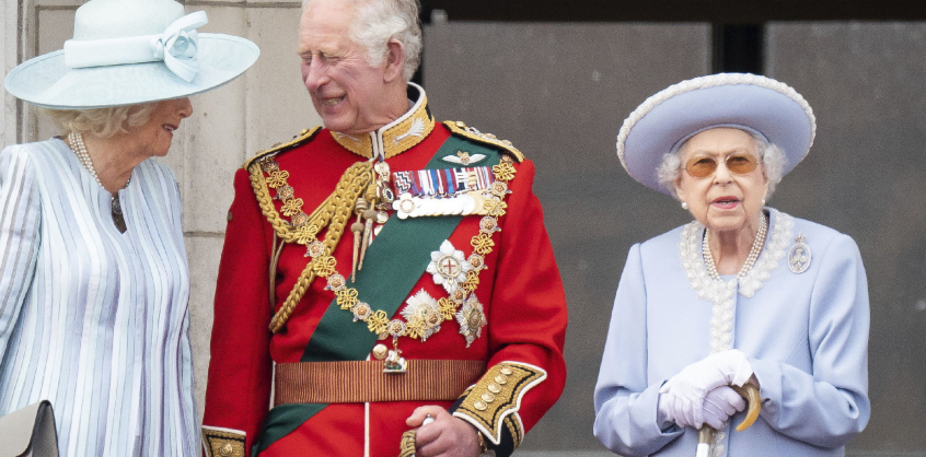 Katonai pompával köszöntötték II. Erzsébet királynőt