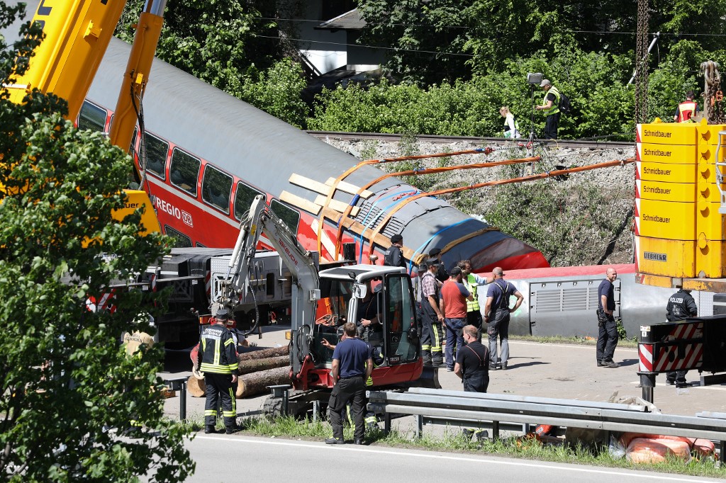 Már öt halálos áldozata van a német vonatbalesetnek