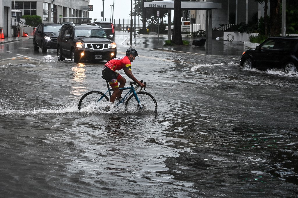 Derékig érő víz, elsodort autók, ömlő eső: figyelmeztetést adott ki a városvezetés
