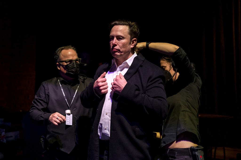 Mémcsata tört ki Elon Musk és a kijevi vezetés között