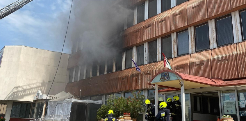 Lángolt a polgármesteri hivatal Budapesten