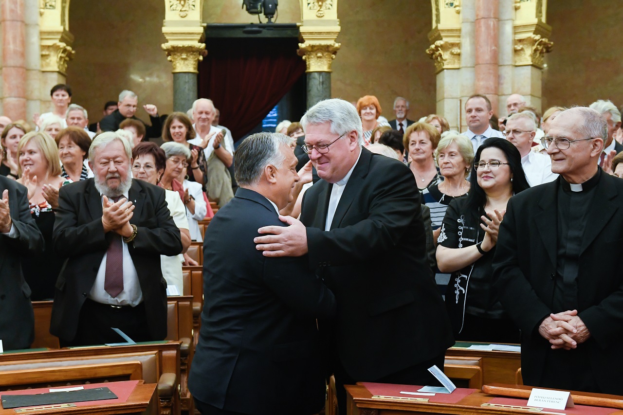 Megszólalt a plébános, aki misét celebrált Orbánért: Gyurcsányért is imádkoznánk