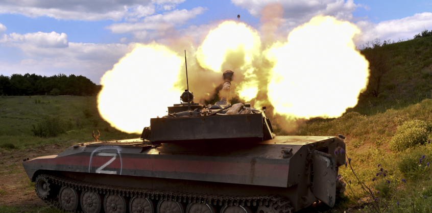 Tüzérséggel lövik az ukránokat, míg az orosz csapatok pihennek
