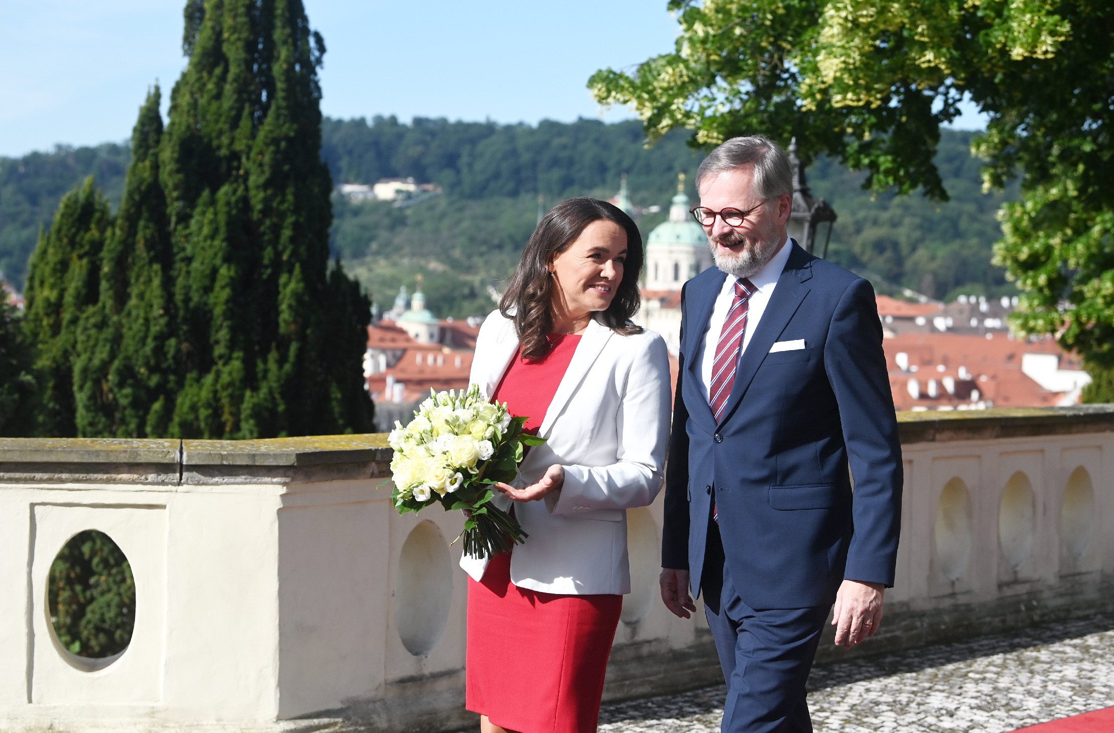 Novák Katalin különleges mosoly hadművelete térdre kényszeríti Prágát