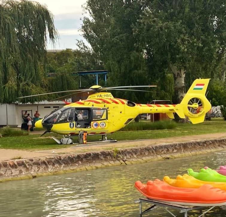 Strandolók kezdték meg az idős asszony újraélesztését