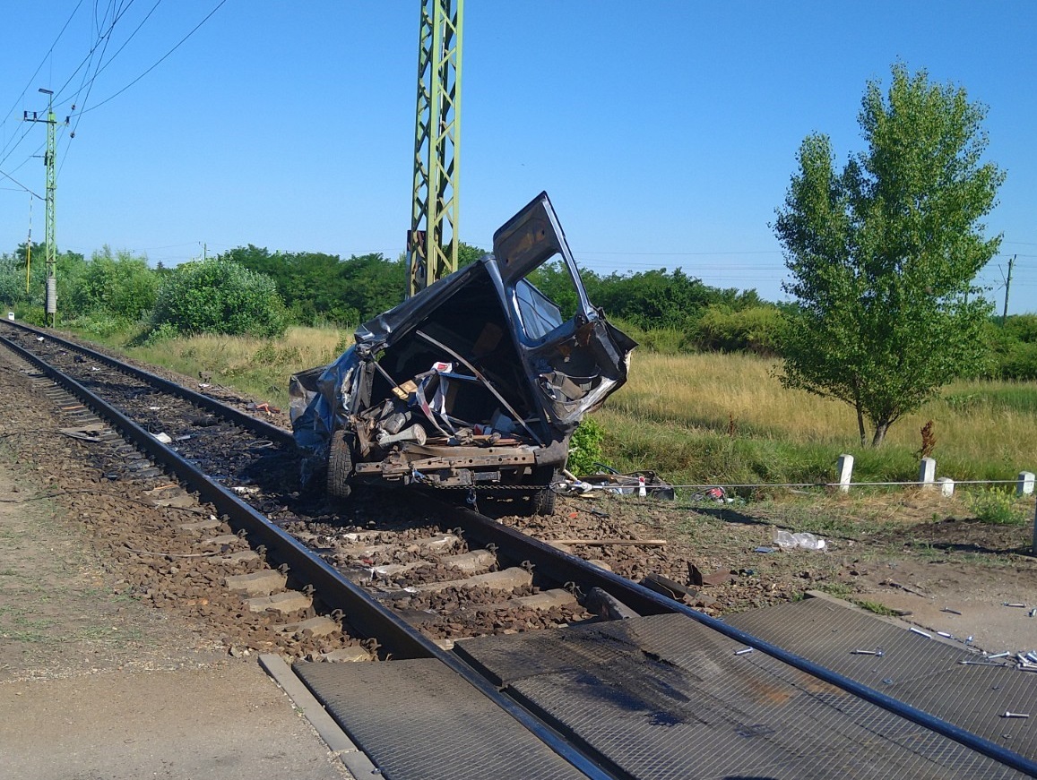 Személyautó hajtott a sínekre, baleset miatt nem járnak a vonatok