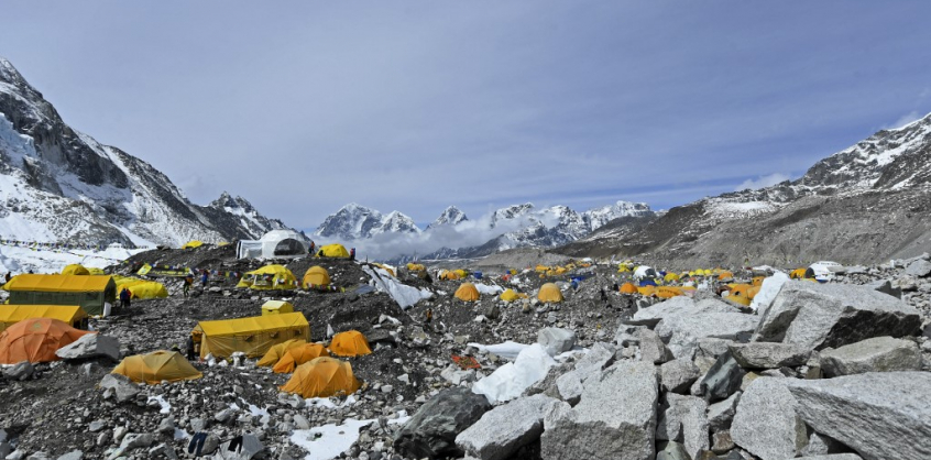 A sok vizelet és a globális felmelegedés miatt költözik a Mount Everest alaptábora