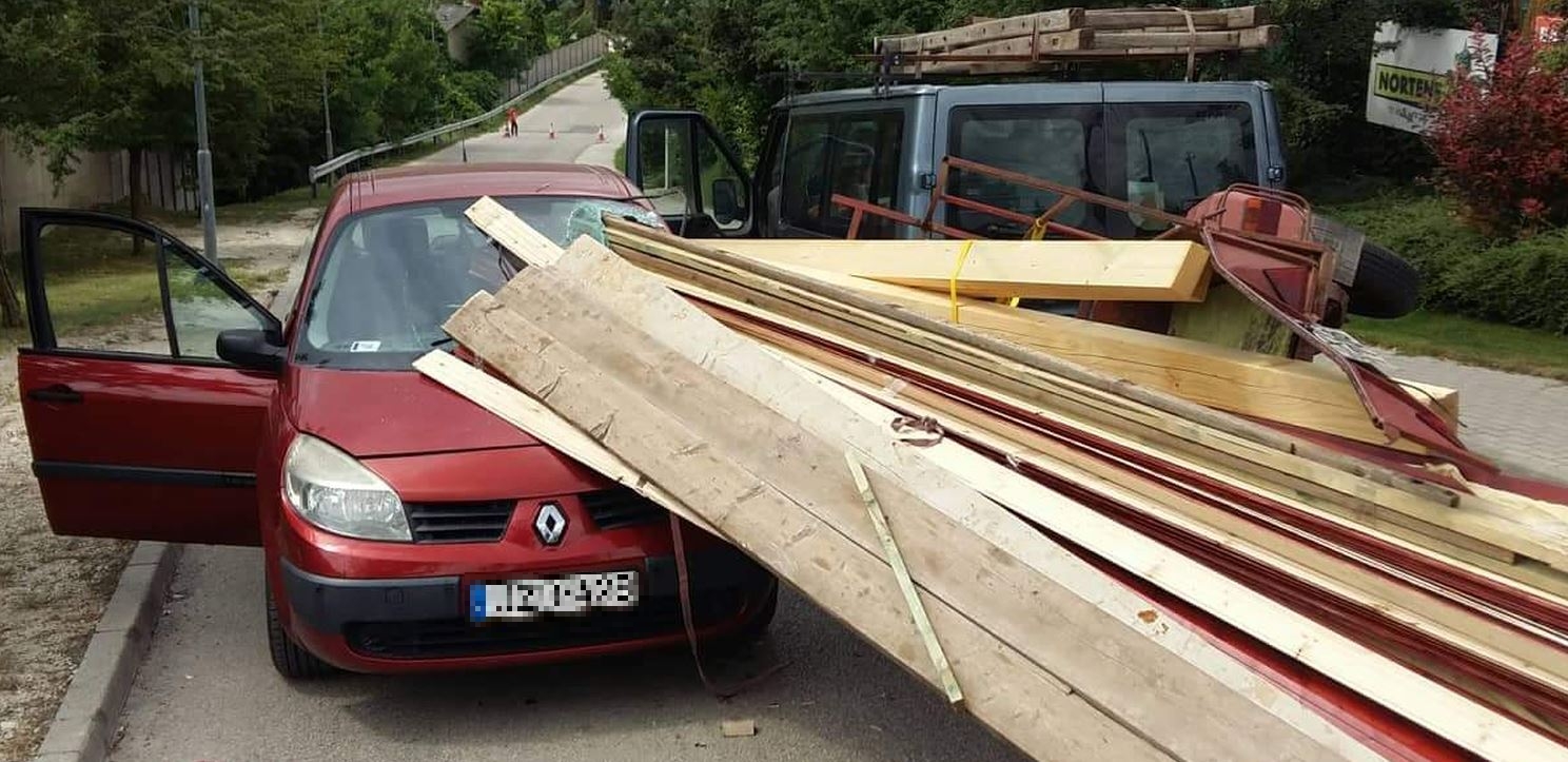Végső állomás a való életben – gerendák szúrták át egy autó szélvédőjét Solymáron