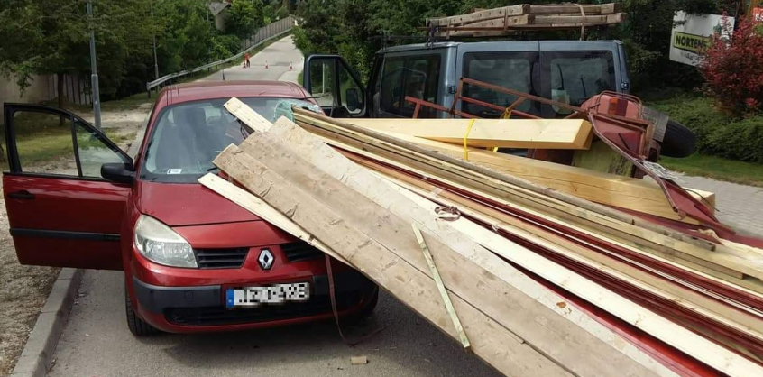 Végső állomás a való életben – gerendák szúrták át egy autó szélvédőjét Solymáron