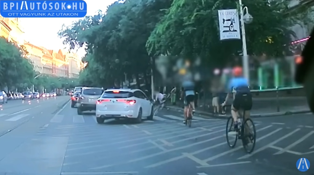 Borzalmas videó: elzakózik a szabálytalankodó kerékpáros a Nagykörúton