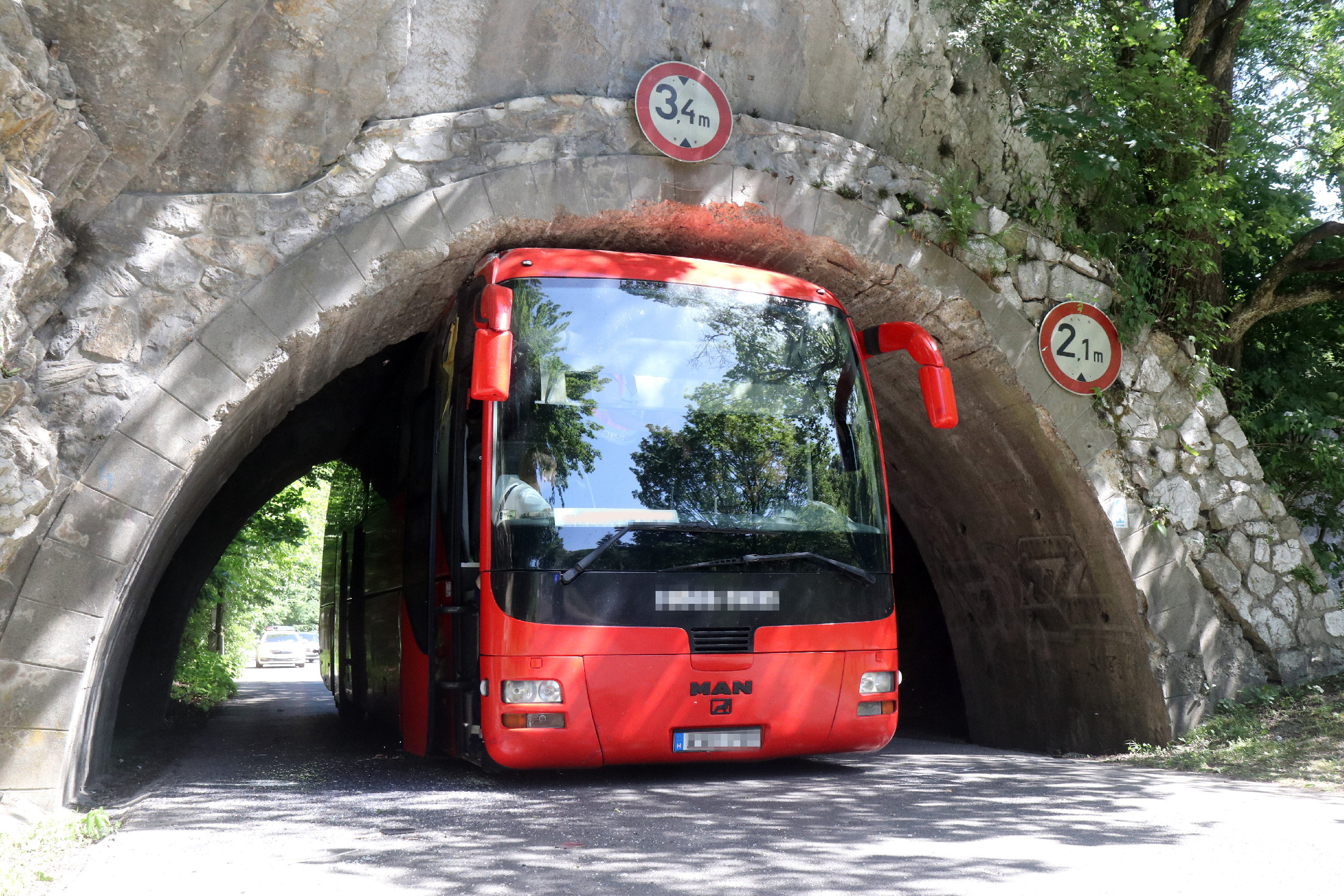 Turistabusz ragadt az alagútba Lillafüreden