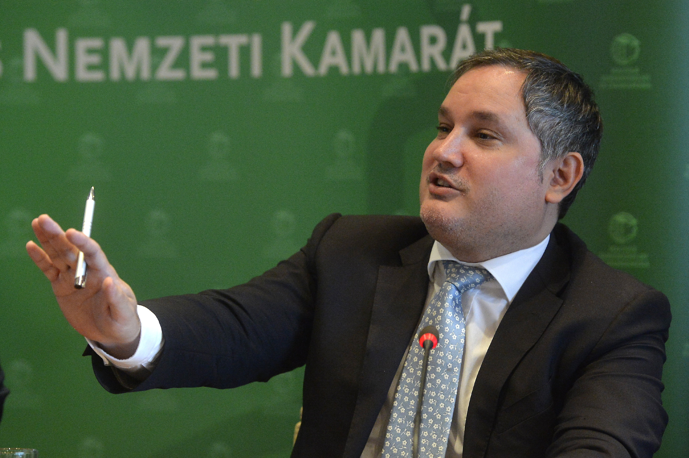 Biztosra mennek: ötször nevezték idiótának a magyar kormányt